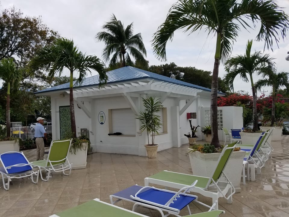 Pool Bar