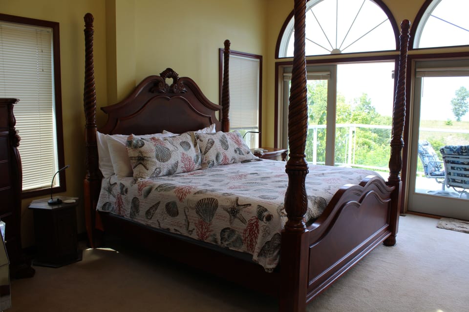 King Bed With Lake Views.