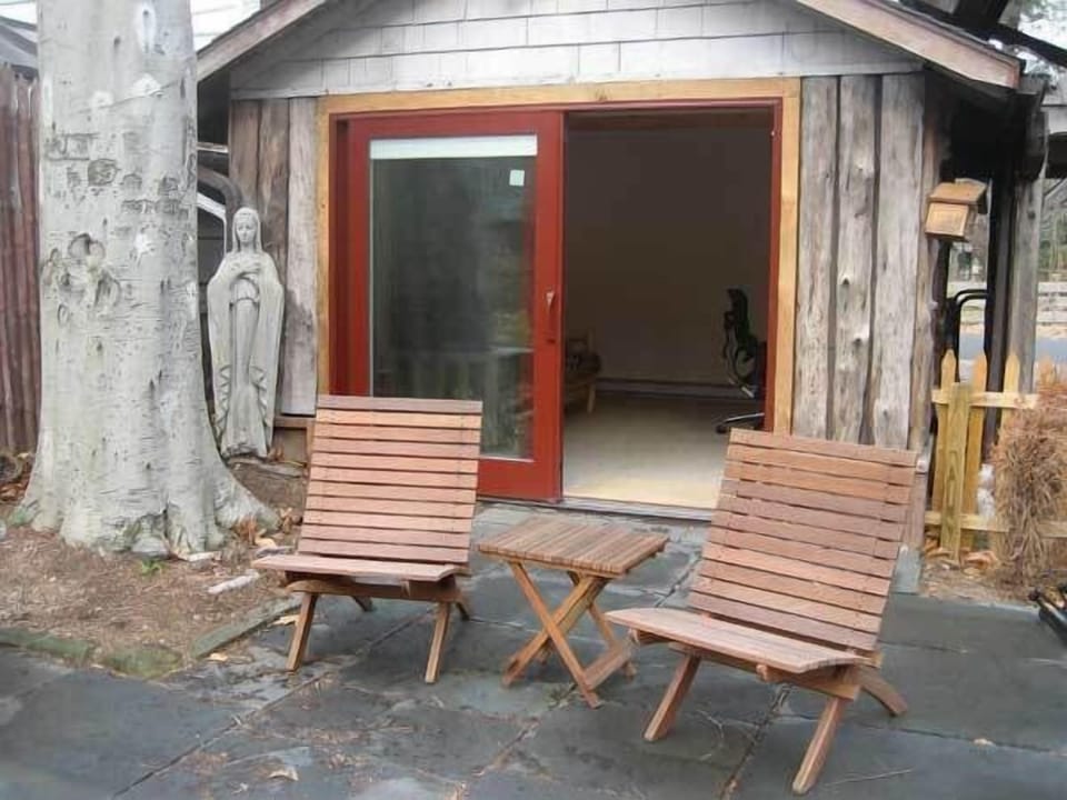 A separate (heated) studio is available for working retreats or overflow guests!