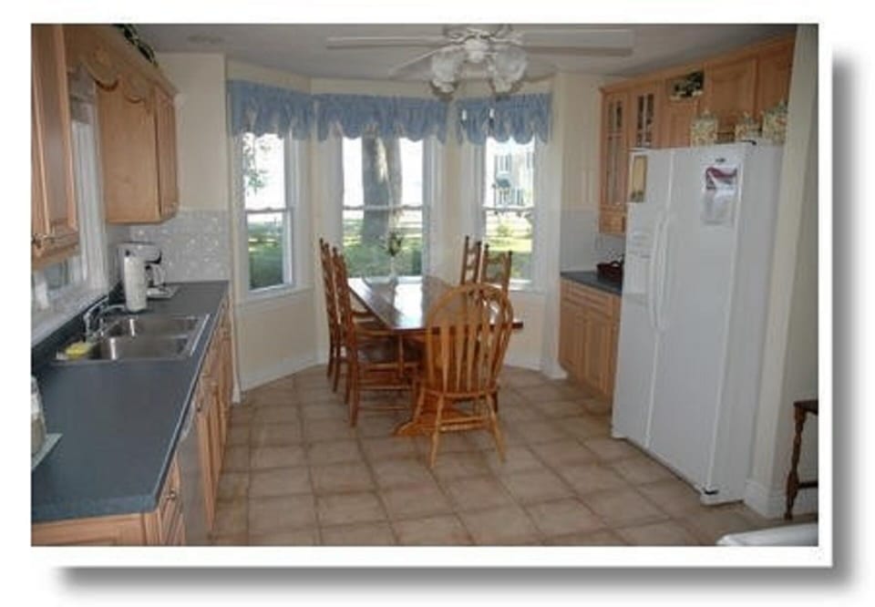 Eat in kitchen w/ new appliances, lake views 