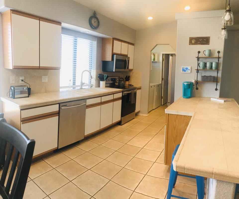 Fully equipped kitchen plenty of space. Extra seat in kitchen. New dishwasher!