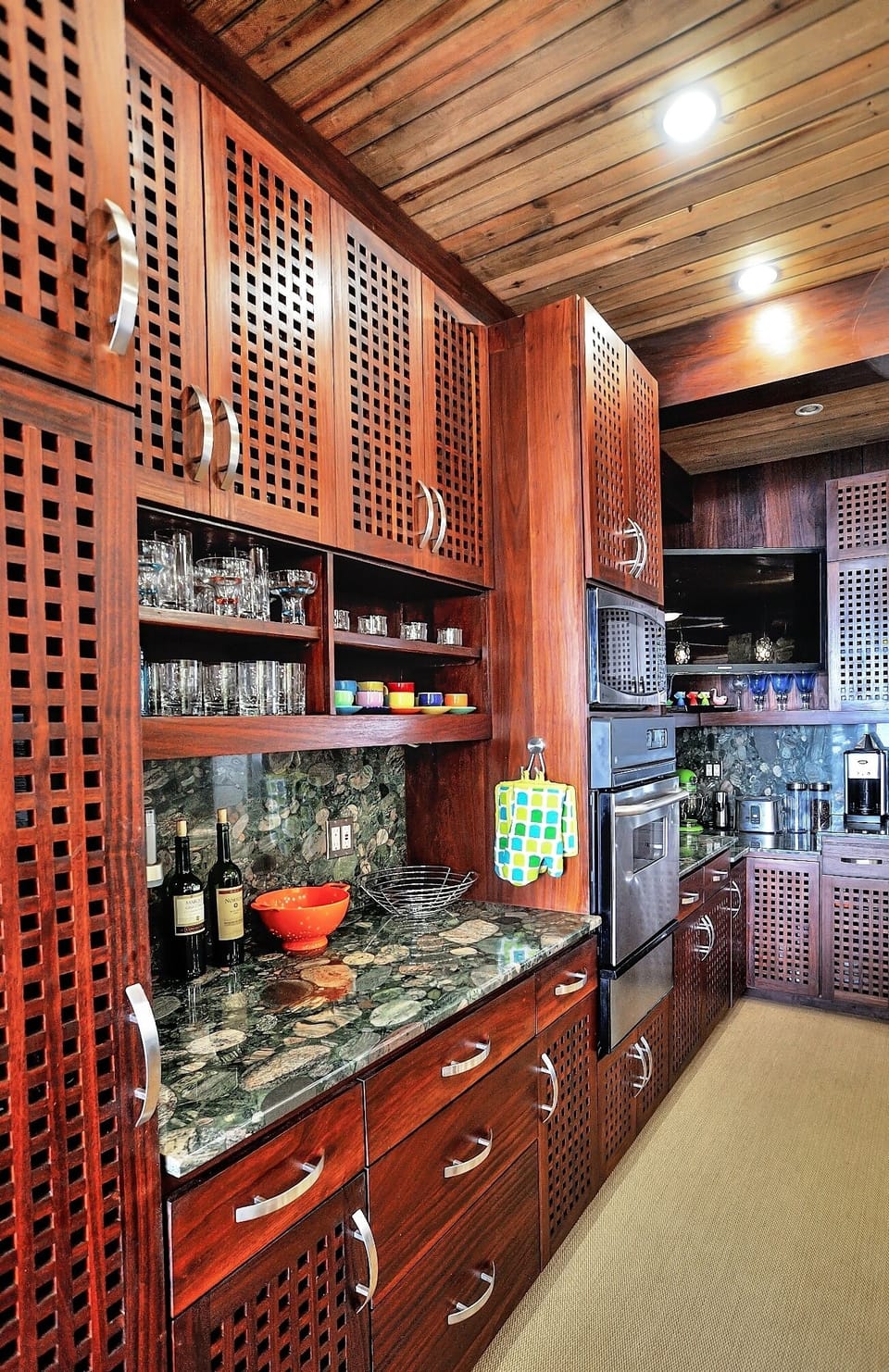 Bar area in kitchen