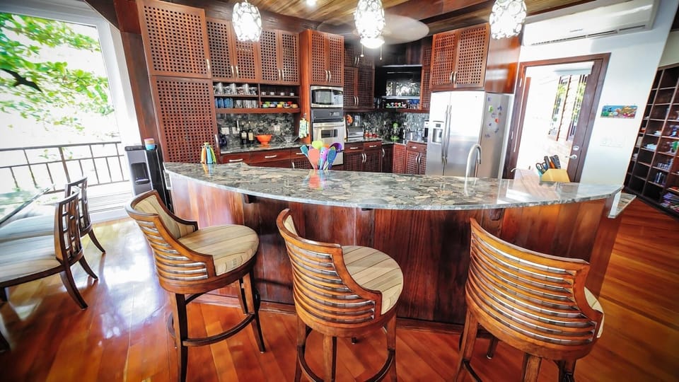 Kitchen breakfast bar & kitchen area