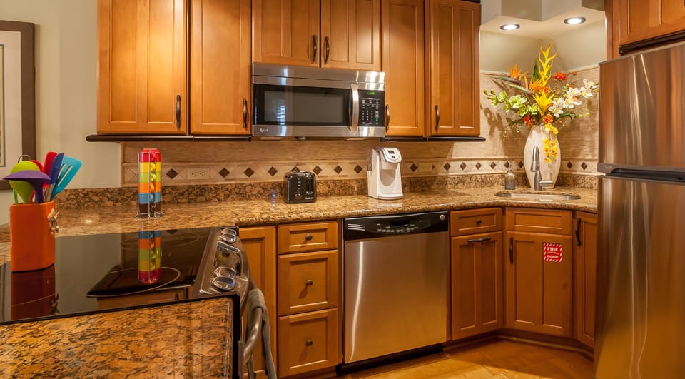 This kitchen is fully equipped with pots, pans and Breakfast Bar.