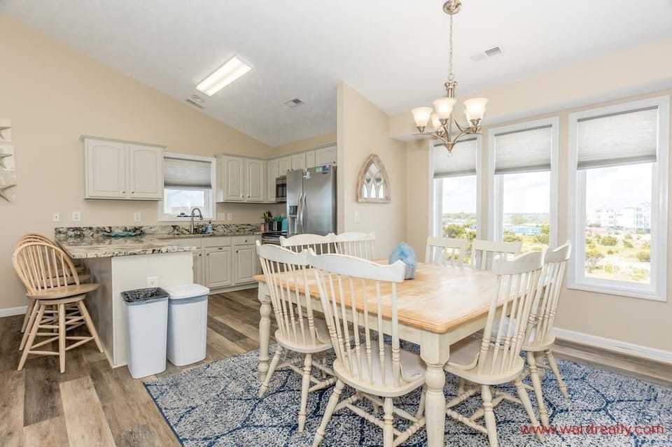 Kitchen & Dining Area