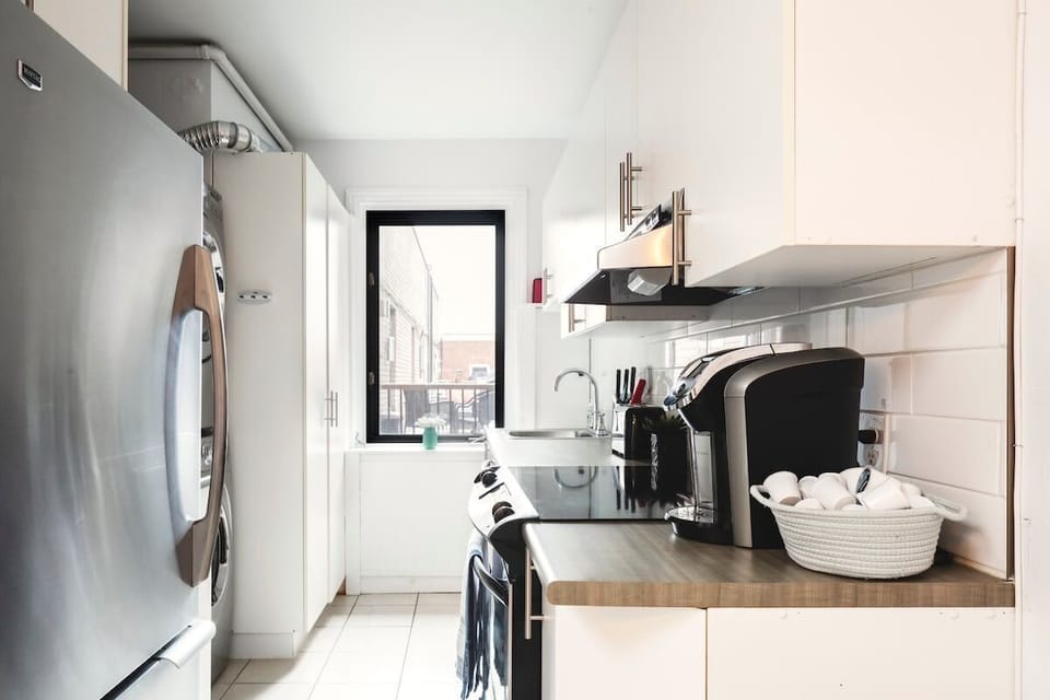 Functional kitchen fully equipped with sharp knives, dishwasher, Keurig coffee machine with pods, pots, pans, olive oil, vinegar, basic spices, etc