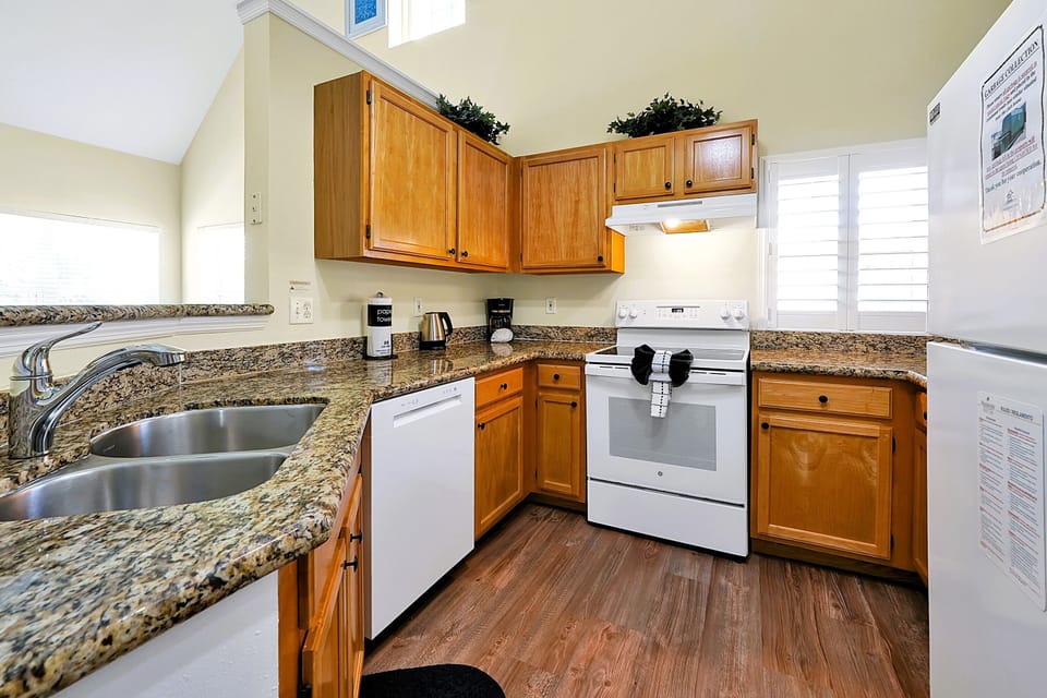 Fully equipped kitchen with granite countertops and breakfast bar