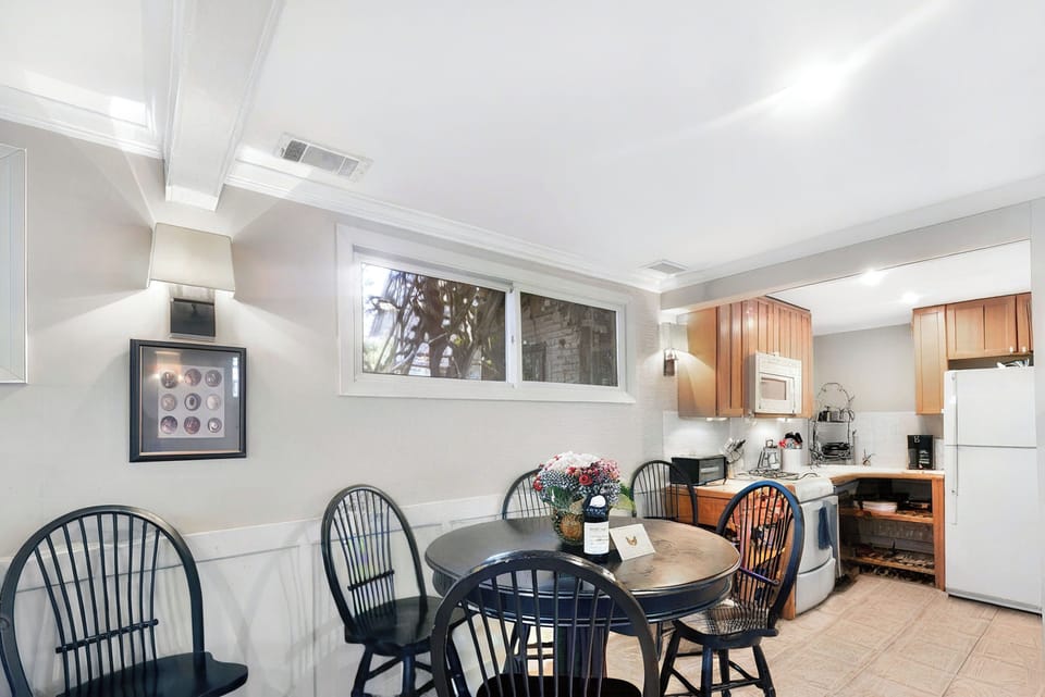 Dining Area for up to 6. All plates, bowls, utensils, glasses and cups provided.