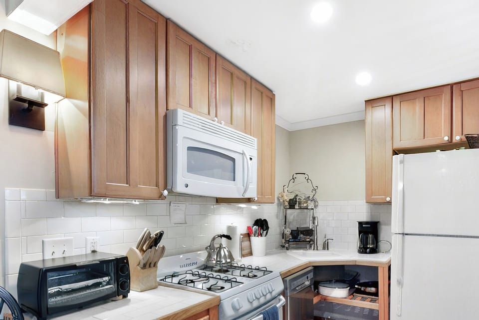 Full kitchen with gas stove, d/w, refrigerator, microwave, drip coffee maker