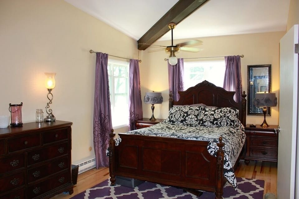 2nd Floor Master Bedroom with Queen Bed