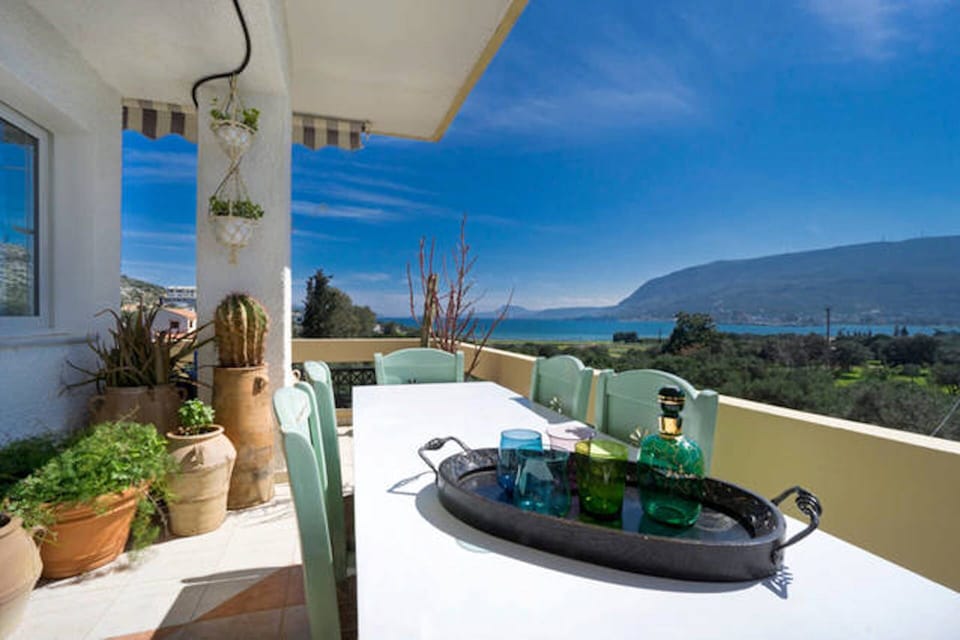 DINNING AT THE  balcony with great sea view and mountain view