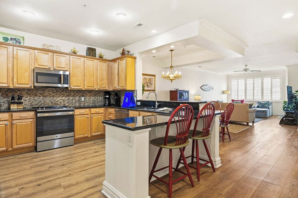Main-Level Kitchen with Bar (seats 2)