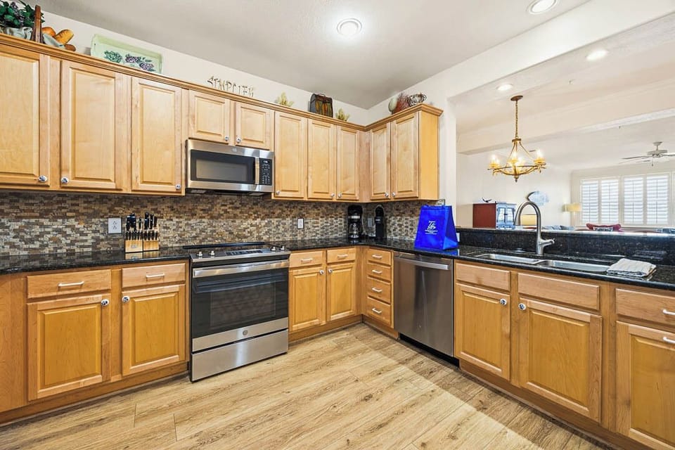 Main-Level Kitchen with Bar (seats 2)