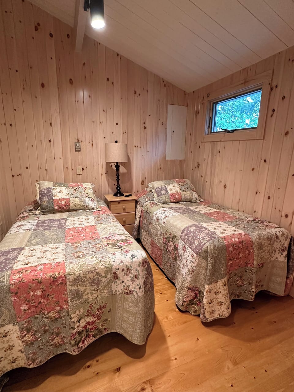 Twin bedroom