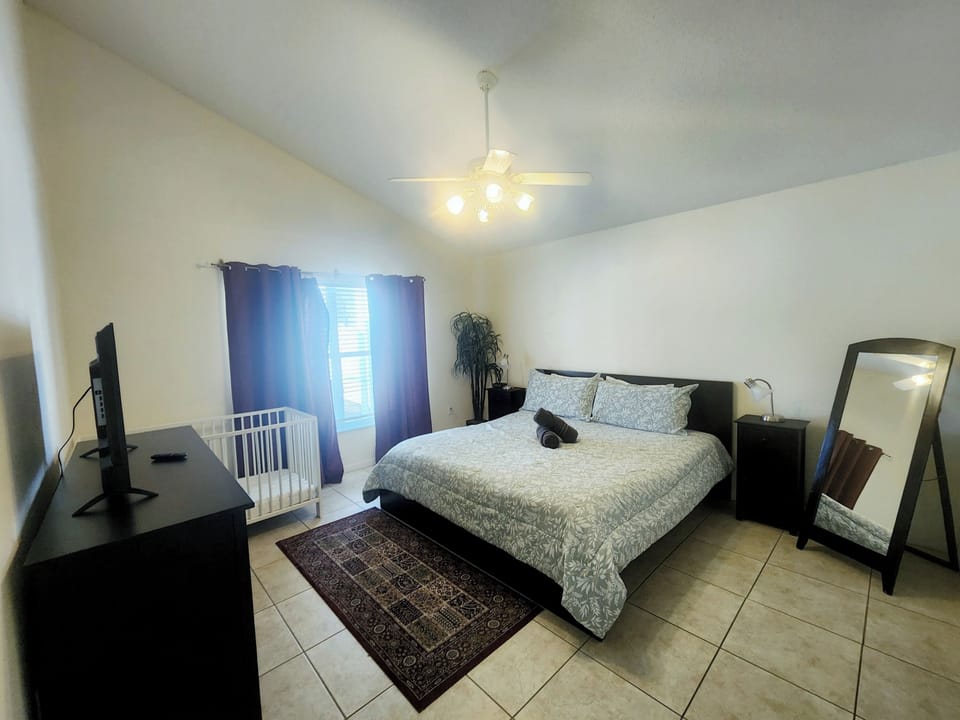 Master KING Bedroom, downstairs, Crib, Smart TV, Ceiling Fan