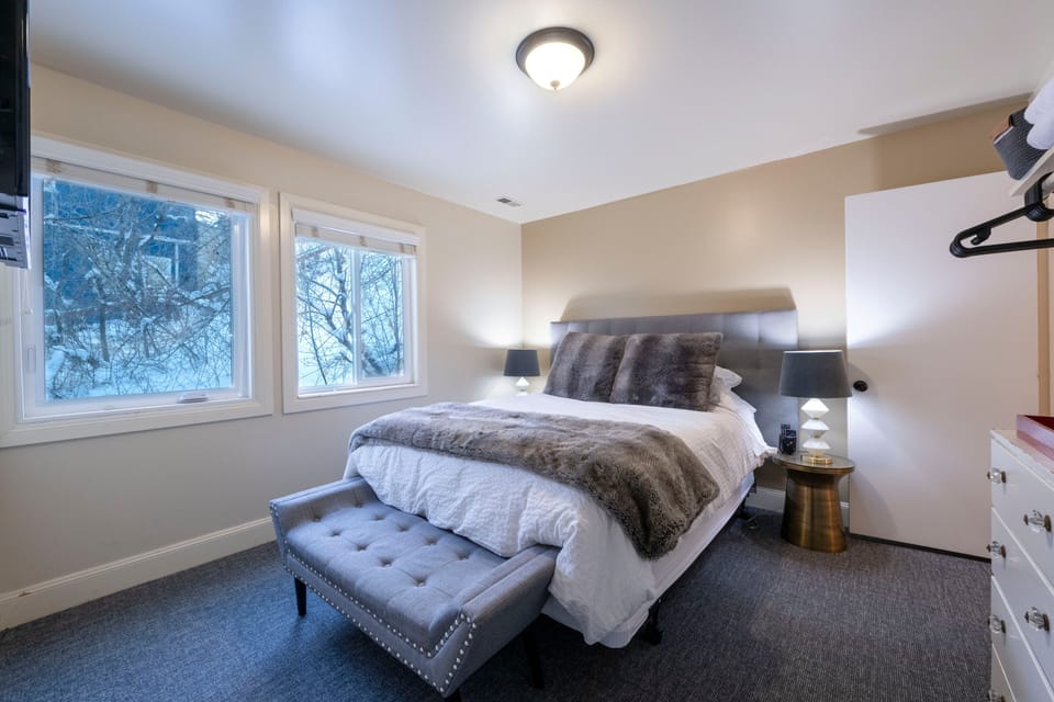 Master Bedroom w/ Queen bed and private, en-suite bathroom