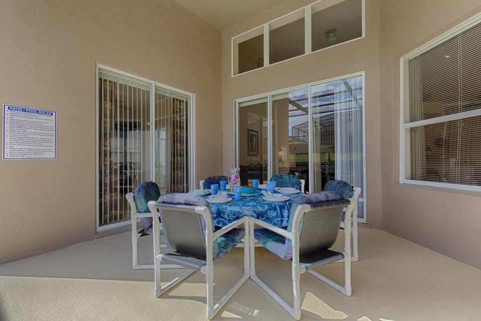 Al Fresco Dining under Covered Lanai