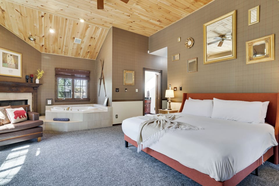 Huge King bedroom w ensuite bath, AC, in room Jacuzzi tub 