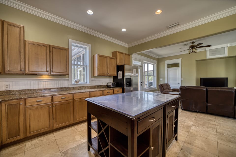 14 Kitchen.jpg