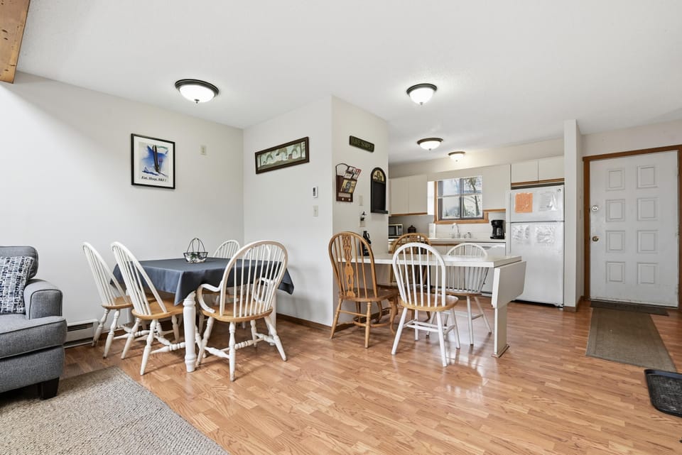 Dining / living room area, with 2 kitchen tables