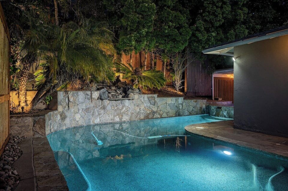 Large L-shaped swimming pool for the entire family. Pool can be heated for an additional charge.