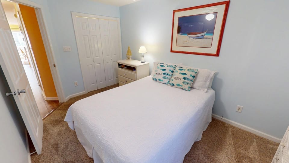 Second Bedroom - Queen Bed