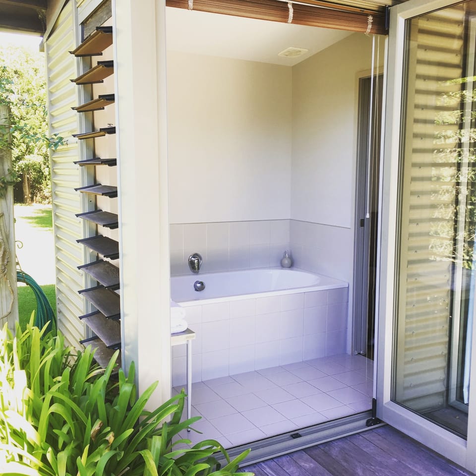 Bath with outdoor feel