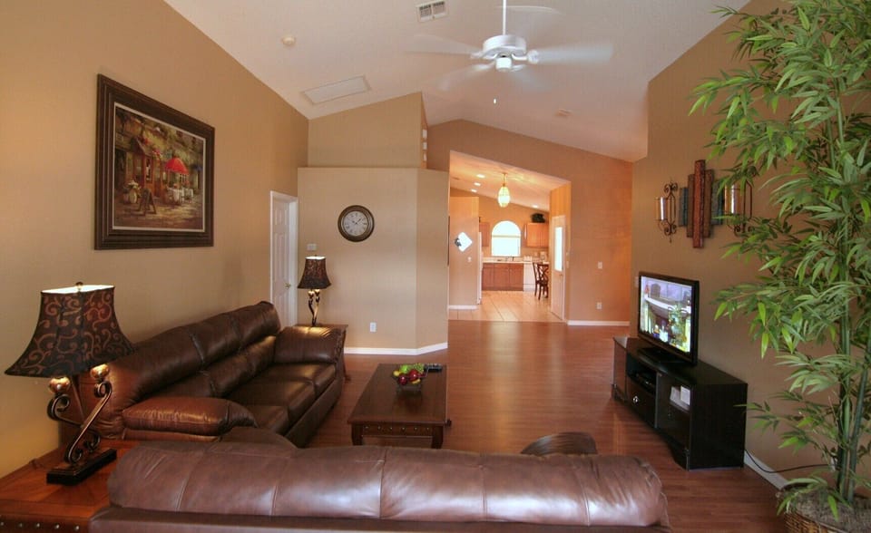 Luxurious/Spacious Living Room with Laminate Floor,Leather Sleeper Sofa,42'' LCD