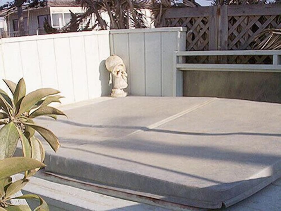 Spa (no powerful jets, sorry) Shared  w Seagull (yours privately, no worries)