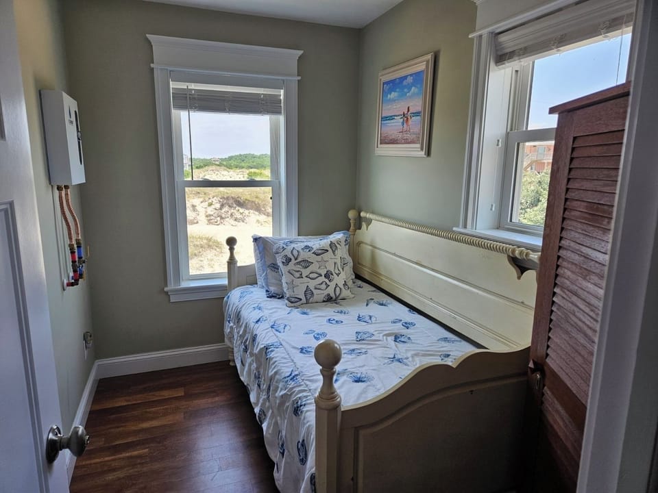 Second bedroom in guest house with trundle.