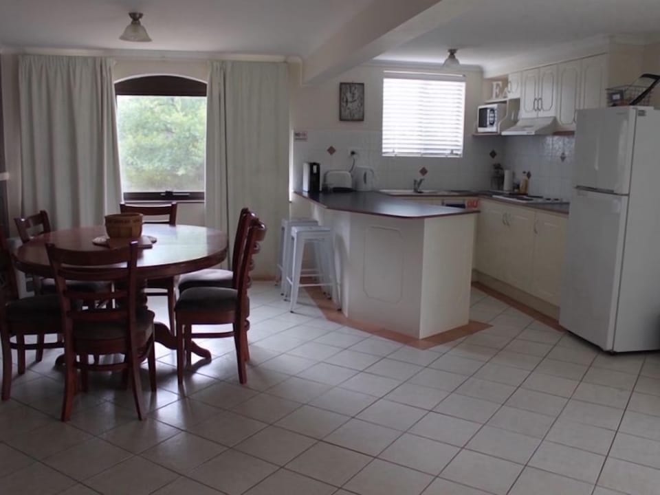 Level 1 kitchen & dining with gas heating