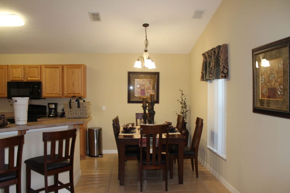 Formal dinning table & breakfast bar.
