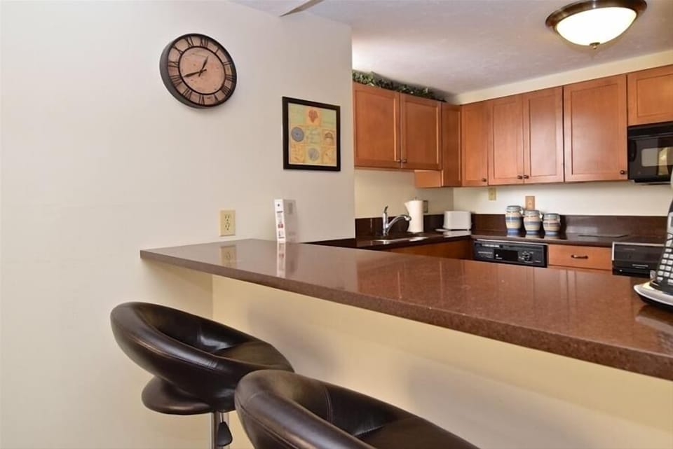 Kitchen bar area