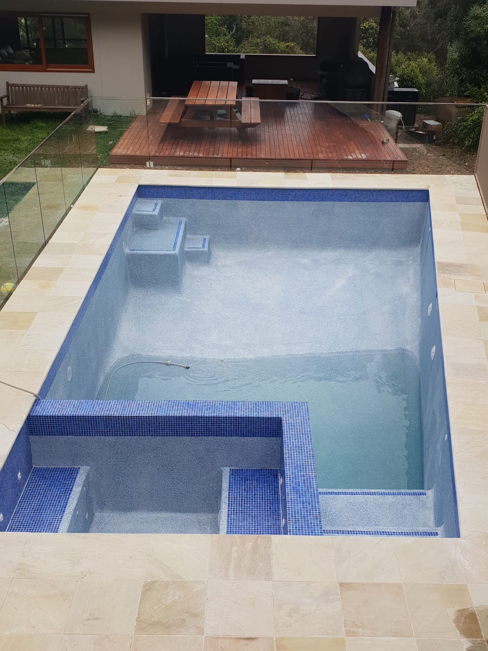 8m long pool with spa incorporated in to it