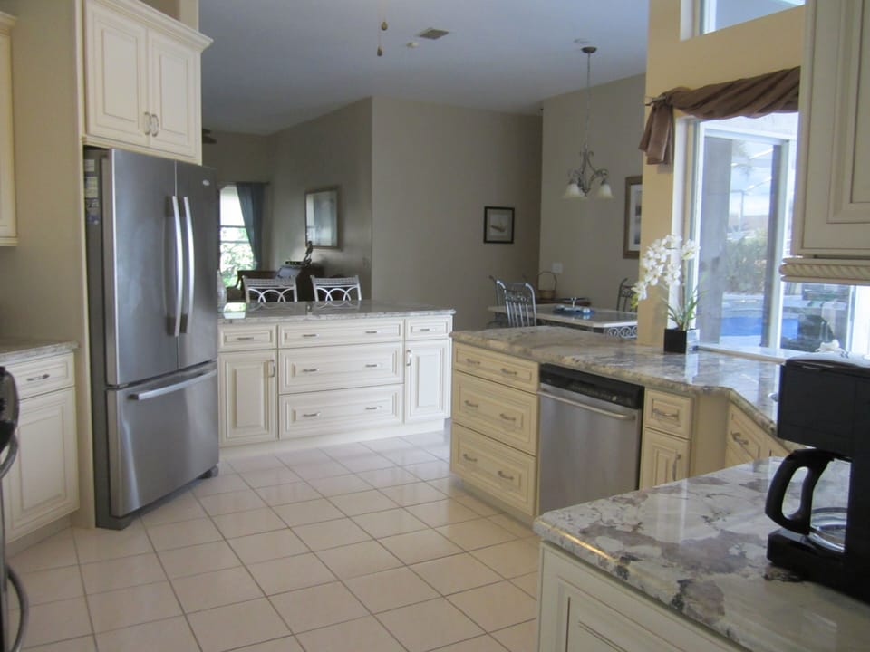 Fully equipped kitchen with granite counter & pass through to pool bar   