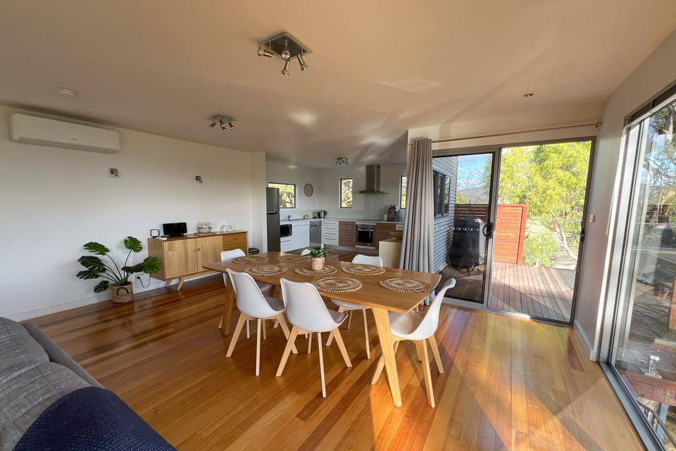 Dining area seats 6 guests