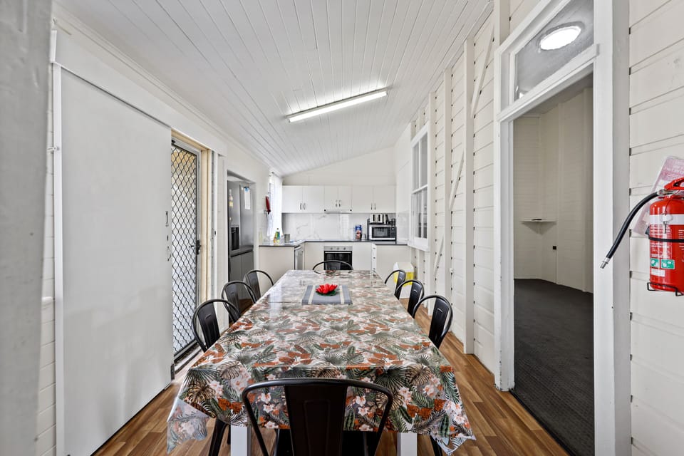 Oversized 8-seater table – plenty of room for family dinners