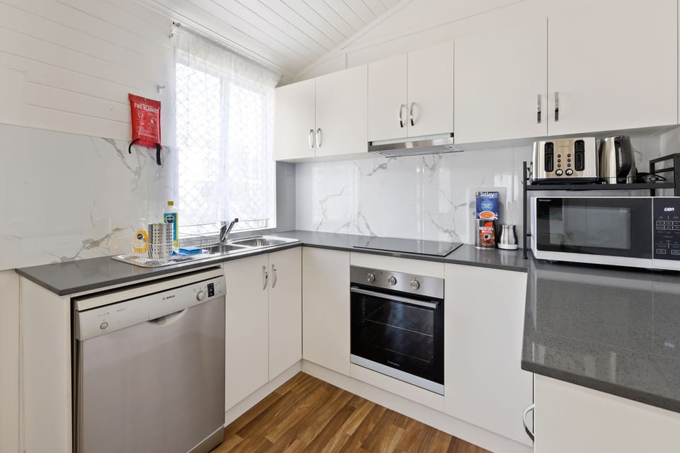 Cook like a pro, clean up in minutes – all while soaking in  breezy Queenslander