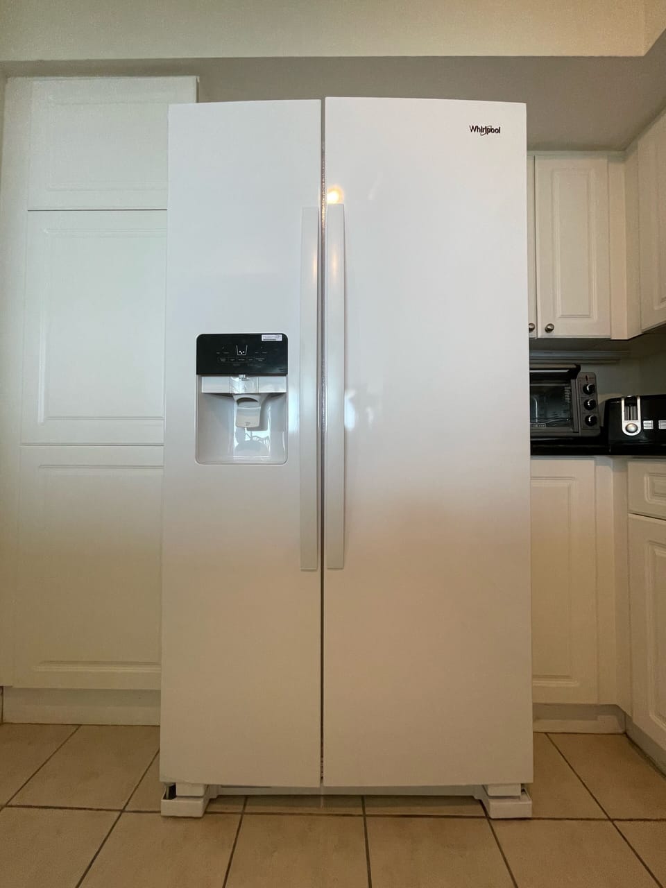 Whirlpool refrigerator 24.5 cu ft with ice maker 