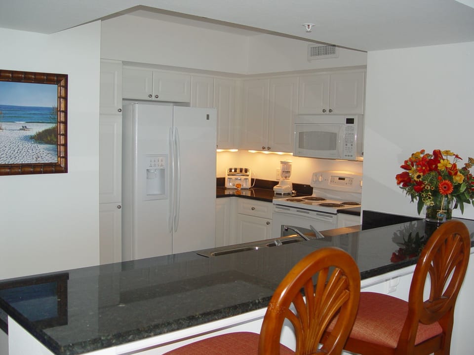 Full Kitchen with granite countertop
