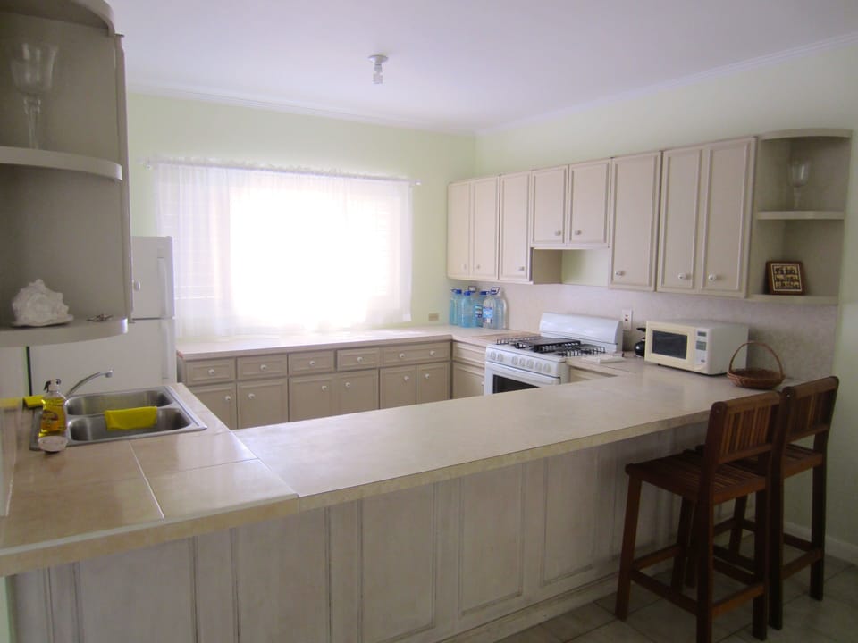Fully equipped kitchen and breakfast bar