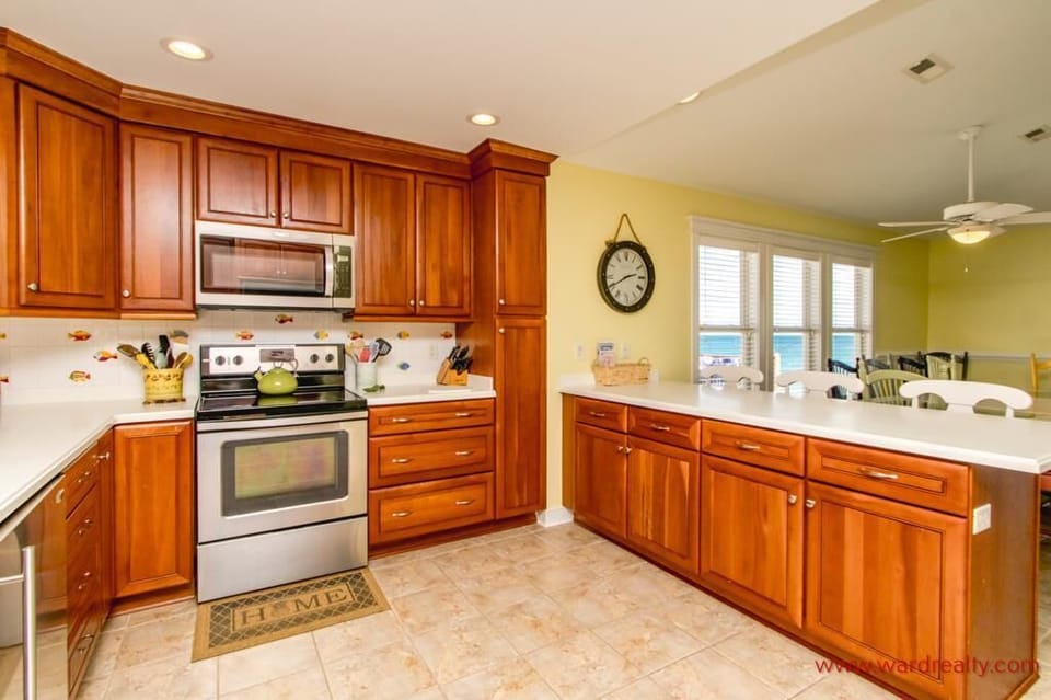 Kitchen with Eat-In Seating