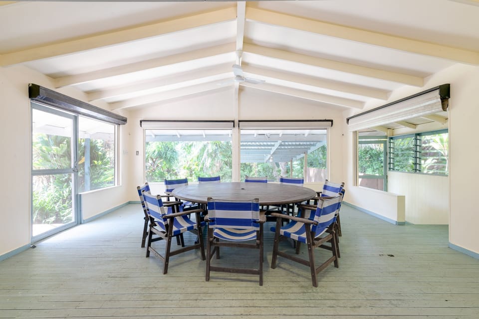 Outdoor dining area, Muri Lodge, Rarotonga