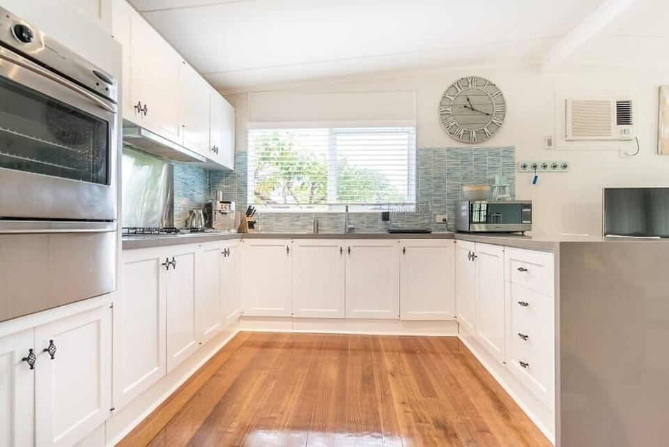 Fully equipped kitchen oven, stove, fridge/freezer, microwave and coffee machine