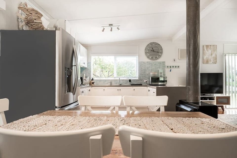 Extendable dining table