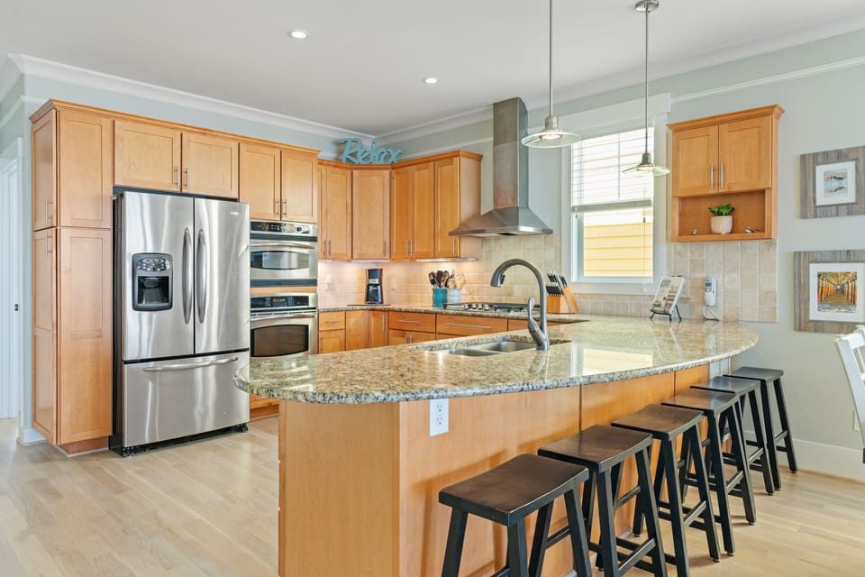 Large counter top for eating.