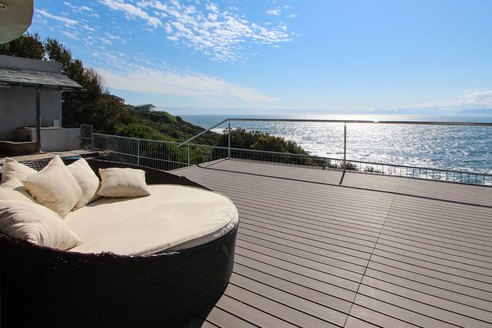 Extra large deck with super-chill lounge furniture
