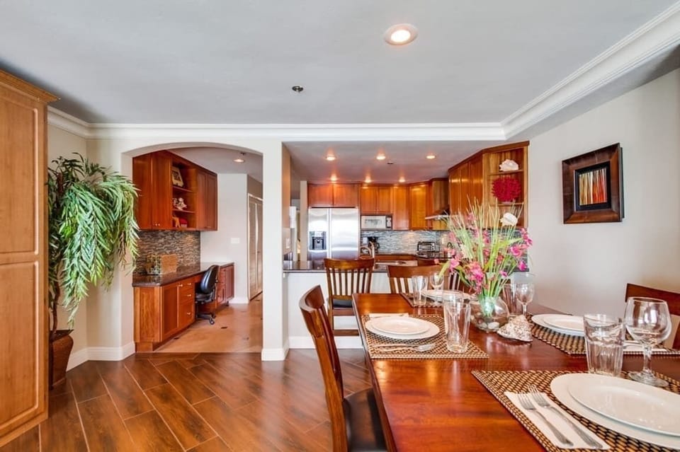 Dining area includes a table for 4 guests and breakfast bar seating for 2