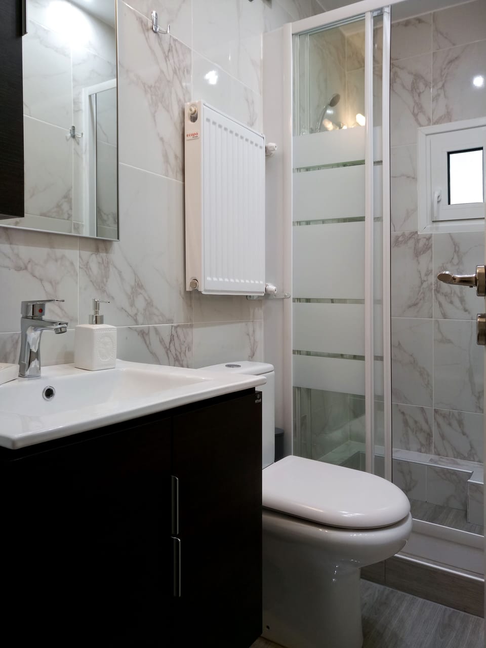 Deluxe Apartment (Kosmima) | Bathroom | Shower, rainfall showerhead, hair dryer, slippers