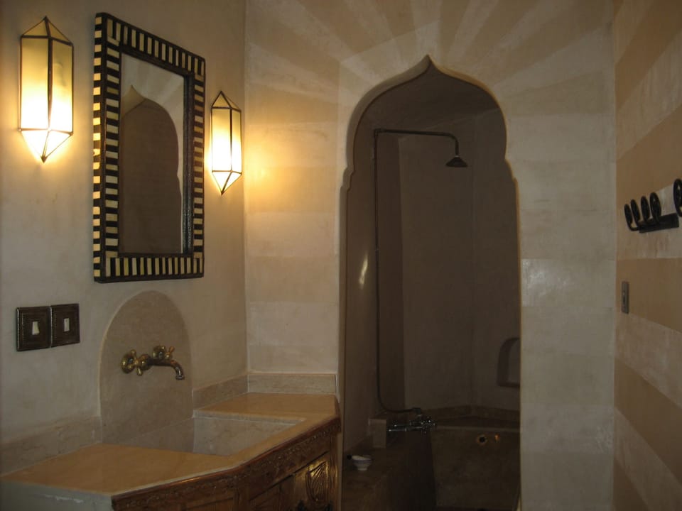 Upstairs bathroom and shower entry